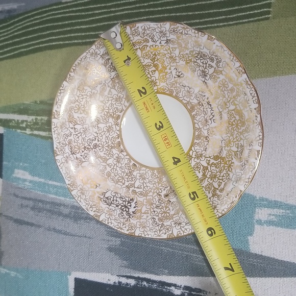 Windsor Bone China Teacup And Saucer With Gold Lace ANd Dogwood Pattern EUC - Picture 4 of 13